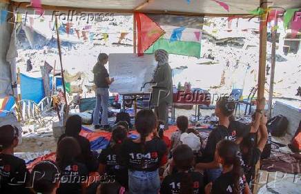 Crianas palestinas recebendo educao dentro de uma tenda escolar.