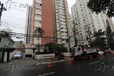 Moradores de prdios na rua Onze de Junho sem energia eltrica