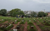 Visitantes prestam homenagem no cemitrio Vila Nova Cachoeirinha, em So Paulo