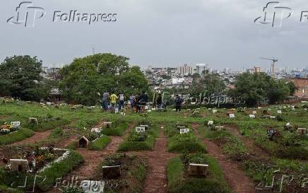 Visitantes prestam homenagem no cemitrio Vila Nova Cachoeirinha, em So Paulo