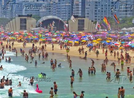 Praia de Copacabana lotada no primeiro dia do ano