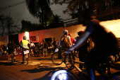 Ciclistas fazem ato na casa de Joo Doria