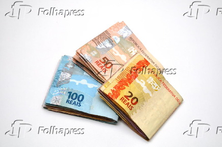 Foto de trs maos de dinheiro (SP)
