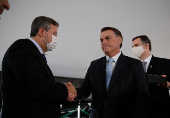 O presidene da Cmara dos deputados, Arthur Lira cumprimenta o presidente Jair Bolsonaro, sem mscara
