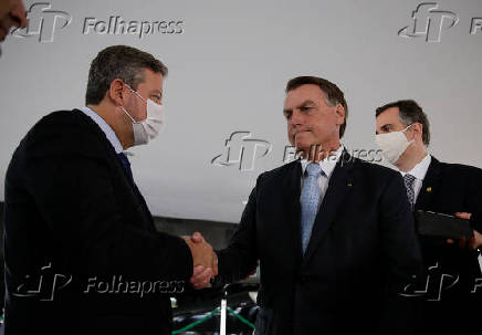 O presidene da Cmara dos deputados, Arthur Lira cumprimenta o presidente Jair Bolsonaro, sem mscara