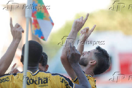 Felipe Mateus comemora seu gol durante a partida entre Vasco e Cricima