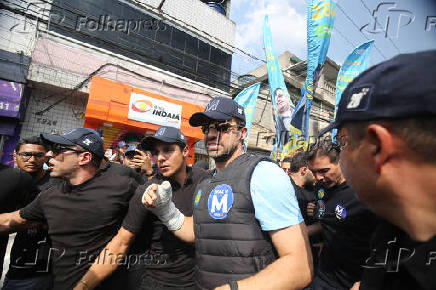 O candidato Pablo Maral durante campanha na comunidade do Heliopolis