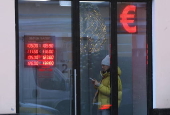 Russian ruble continues to fall against the Euro and US dollar