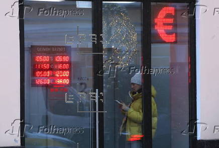 Russian ruble continues to fall against the Euro and US dollar