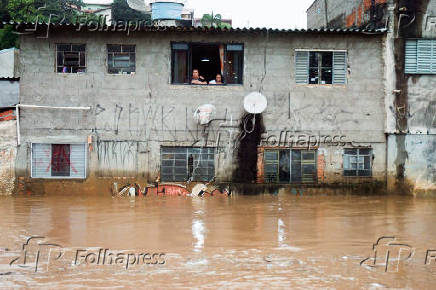 Transbordamento do ribeiro Perus, na zona norte de So Paulo, alaga ruas e casas