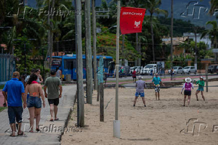 Frequentadores da praia de Itaquanduba, em Ilhabela (SP), jogam voleibol