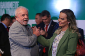 Lula cumprimenta Daniela de Souza Carneiro no CCBB