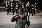 Cambio de guardia masivo en la Plaza de Mayo de Buenos Aires