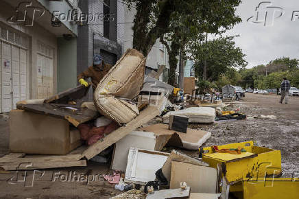 Lixos nas ruas de Porto Alegre (RS) aps baixa das guas