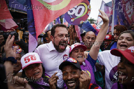 Guilherme Boulos durante campanha na zona sul de SP