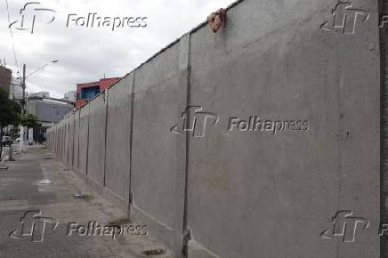 Construo de muro limita o espao na Cracolndia