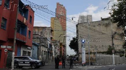 Construo de muro limita o espao na Cracolndia