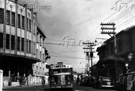 1951nibus no bairro da Lapa. (So