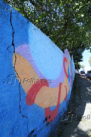 Muro de escola de Santo Andr (SP) com fendas