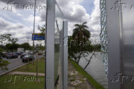 Placa de vidro quebrada em muro que separa a USP da marginal Pinheiros; no h manuteno