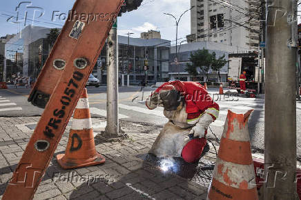 Solda em tampa de metal na calada para evitar furto de fiao