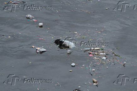 Folhapress Fotos Lixo visto às margens do rio Tietê