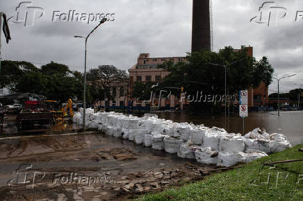 Sacos de areia reforam barragem montada em Porto Alegre
