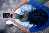 Adolescente navega por sites de apostas em celular, em Braslia