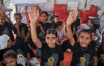 Crianas palestinas recebendo educao dentro de uma tenda escolar.