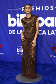 El negro y los diseos clsicos intervenidos dominaron la alfombra de los Latin Billboards