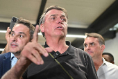 Bolsonaro ofrece declaraciones en el aeropuerto de Brasilia