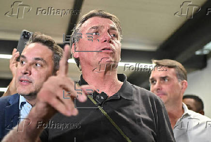 Bolsonaro ofrece declaraciones en el aeropuerto de Brasilia