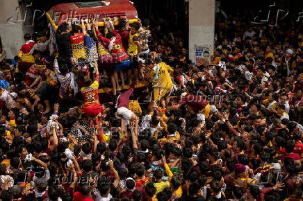 Filipino Catholic devotees parade 