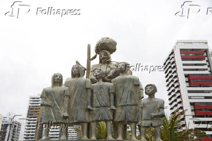 Memorial dos imigrantes, obra de Abelardo da Hora, em Recife