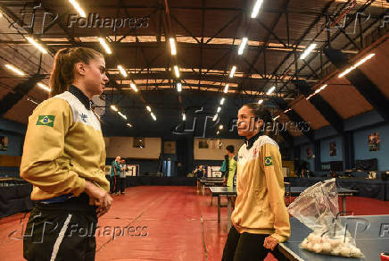 Bruna e Giulia Takahashi no centro de treinamento em So Caetano do Sul (SP)