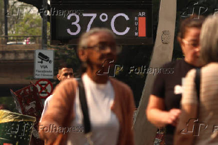 Pedestres enfrentam calor em SP