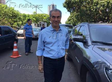 Reinaldo Azambuja (PSDB) chega para votar em Campo Grande