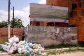 Lixo a cu aberto na comunidade de Vila da Barca, em Belm (PA)