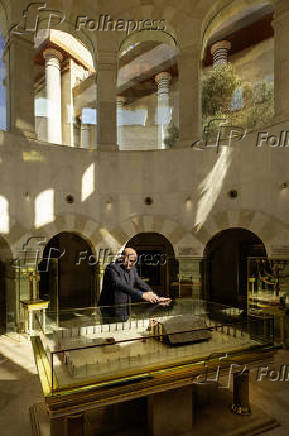 O bispo Eduardo Bravo com a maquete do Tabernculo dentro do templo