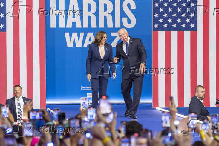 Kamala Harris e Tim Walz durante comcio na Pensilvnia