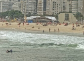 Primeiro dia de vero com com poucos banhistas na praia de Copacabana