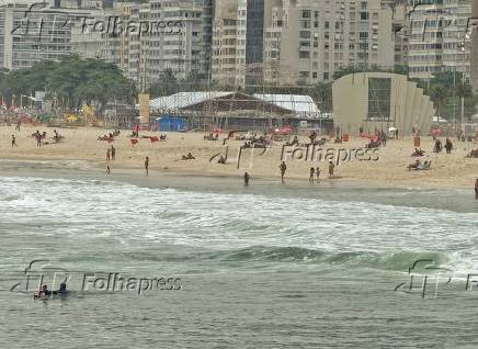 Primeiro dia de vero com com poucos banhistas na praia de Copacabana