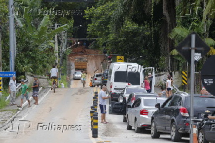 Motoristas aguardam liberao da rodovia Rio-Santos