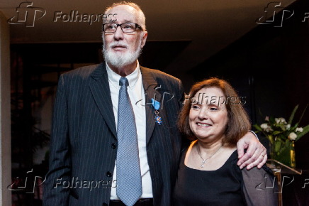 O jornalista Clvis Rossi ao lado de sua mulher, Catarina,  condecorado