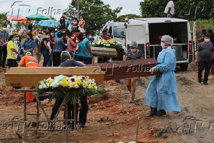 Sepultamento no cemitrio Nossa Senhora de Aparecida, em Manaus (AM)