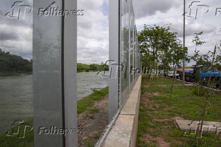 Placa de vidro quebrada em muro que separa a USP da marginal Pinheiros; no h manuteno