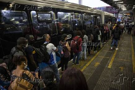  Passageiros em nibus lotado na avenida Dona Belmira Marin.