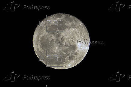 Luna llena en el cielo de Santa Luca, Honduras