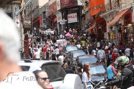 Consumidores lotam rua 25 de maro em So Paulo