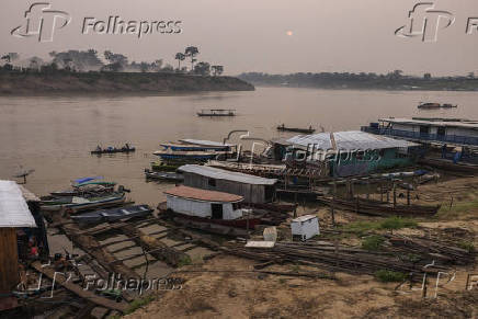 Fumaa das queimadas cobre as embarcaes no Rio Purus, em frente a cidade de Lbrea, no sul do Amazonas- LABREA